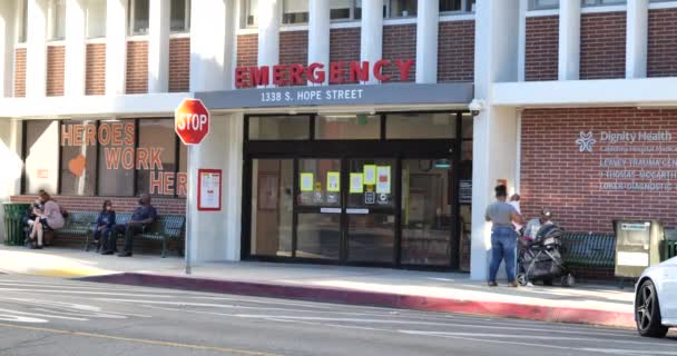 ロサンゼルス Ca米国 2020年12月20日 患者は コロナウイルスの場合のスパイク中に病院の緊急入り口の外で待機します — ストック動画