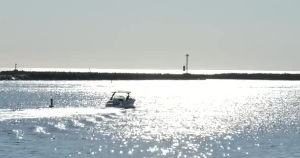 Silhouet Van Een Motorboot Weg Naar Stille Oceaan Namiddag Zonlicht — Stockvideo
