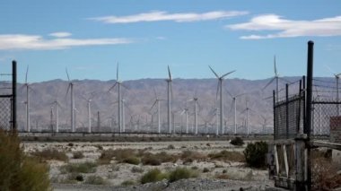 Palm Springs California yakınlarındaki bir rüzgar çiftliği kapısına.