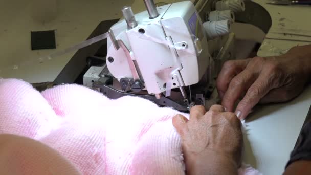 Cucitrice Professionista Serging Abito Rosa Evitare Sfilacciamento — Video Stock