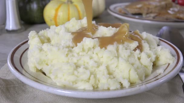 Versare Sugo Tacchino Sul Purè Patate Rallentatore — Video Stock