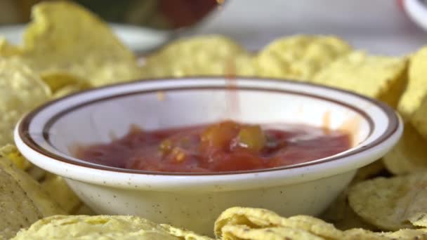 Mencelupkan Jagung Tortilla Chip Dalam Mangkuk Salsa Buatan Sendiri Gerakan — Stok Video