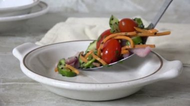 Salatalıklı domates salatasını yavaş çekimde servis ediyorum.