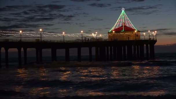 Réflexions Dans Océan Depuis Les Lumières Noël Sur Jetée Manhattan — Video