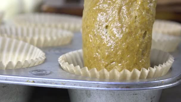 Kürbiskuchenteig Muffindosen Zeitlupe Löffeln — Stockvideo