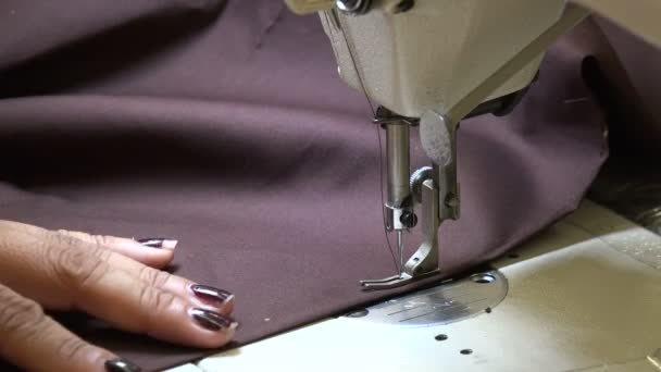 专业女裁缝在棕色衣服上缝制一条曲线 — 图库视频影像