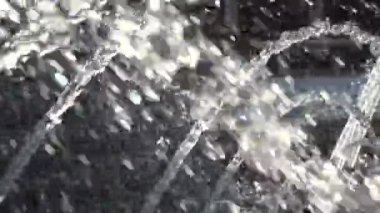 Ağır çekimde bir çeşmenin aşırı yakınlaşması