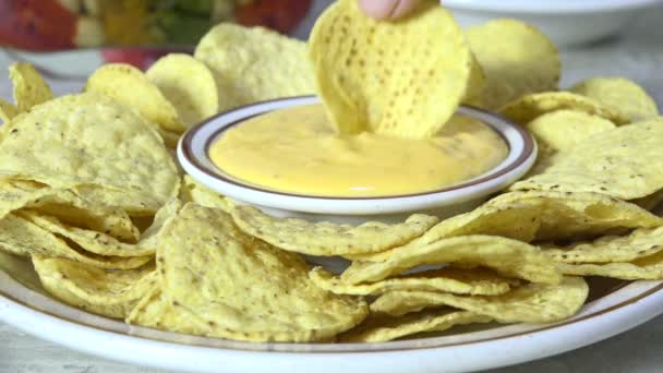 Peynir Sosuna Tortilla Cipsi Batırmak Ağır Çekimde — Stok video