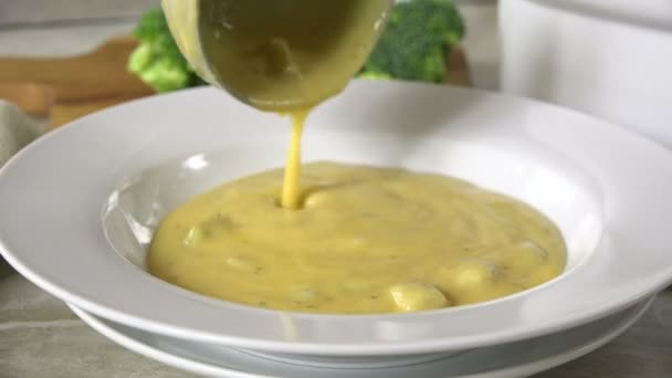 Servant Maison Chowder Fromage Brocoli — Video