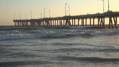Venice California 'daki batan güneşin altındaki rıhtımın manzarası