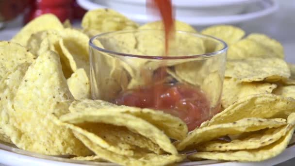 Verter Salsa Gourmet Tazón Rodeado Chips Tortilla — Vídeo de stock