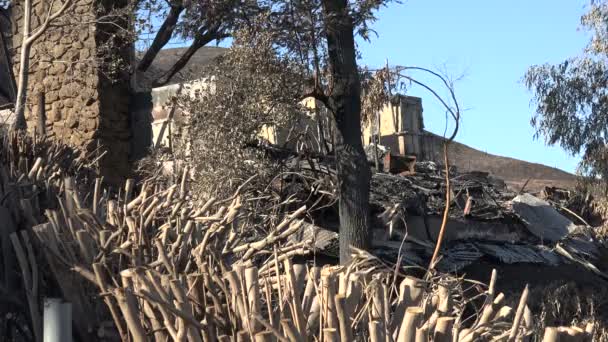 Ein Frei Stehendes Beschädigtes Haus Einem Abgebrannten Hang — Stockvideo