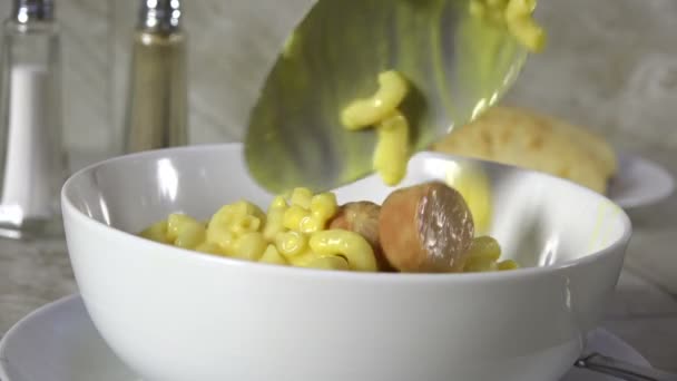 Serveren Macaroni Kaas Met Hotdogs Een Kom — Stockvideo