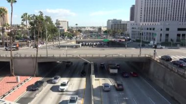 Los Angeles şehir merkezindeki Hollywood Otoyolu üzerindeki köprüler dizisi zaman aşımına uğradı. 