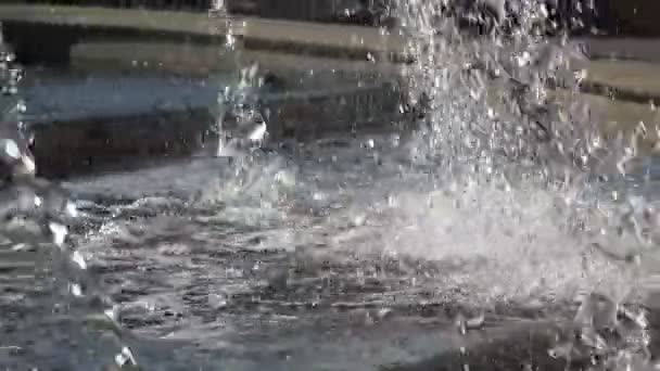 Sonnenlicht Funkelt Auf Wasserstrahlen Einem Springbrunnen Freien — Stockvideo