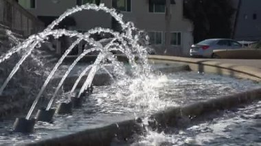 Güneşli bir açık havuzun yakınında ağır çekimde.