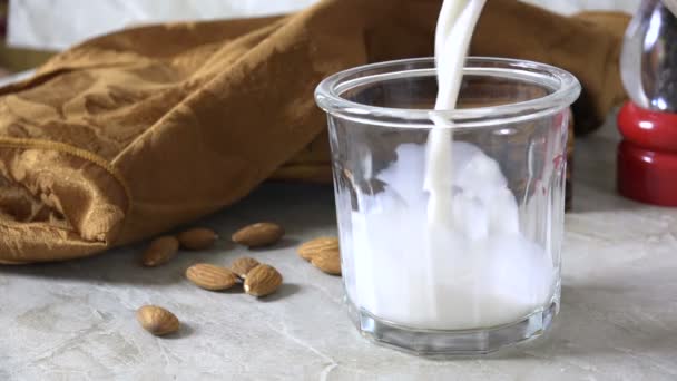 Hæld Glas Frisk Mandelmælk – Stock-video