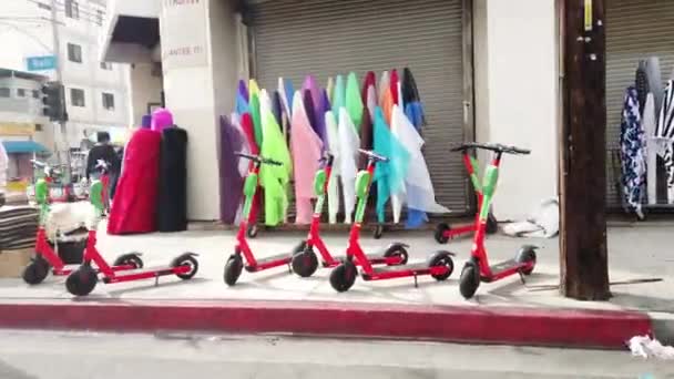 Elektriske Scootere Stilte Opp Los Angeles Fashion District – stockvideo