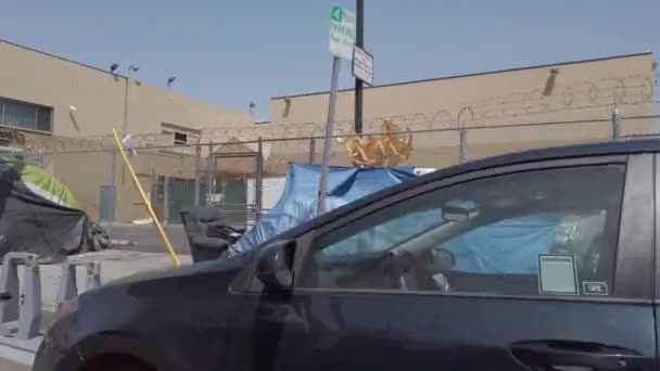 로스앤젤레스의 스키드 Skid Row 가운데에 자동차 — 비디오