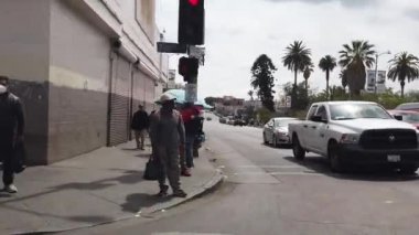 Los Angeles 'taki MacArthur Park' ın karşısındaki Westlake bölgesindeki perakende mağazalarının önünde satış yapan satıcılar.