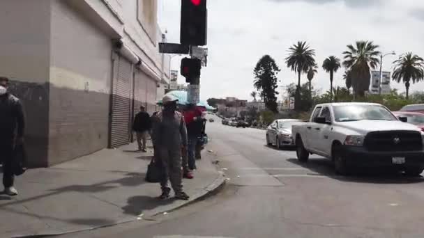 洛杉矶麦克阿瑟公园对面的威斯特莱克地区零售店前街头卖东西的商贩 — 图库视频影像