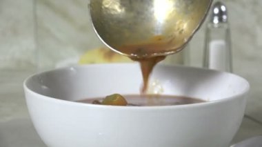 Ev yapımı tortellini çorbasını kaseye koyuyoruz.