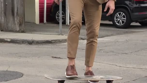 Detailní Záběr Stylového Mladého Muže Který Snaží Dostat Skateboard — Stock video