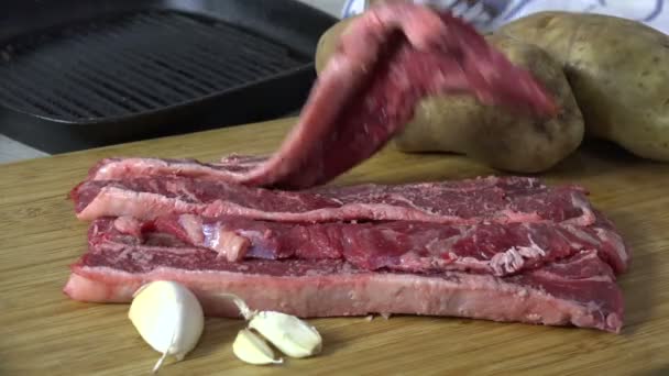 Mettre Steak Cru Sur Flanc Dans Une Casserole — Video