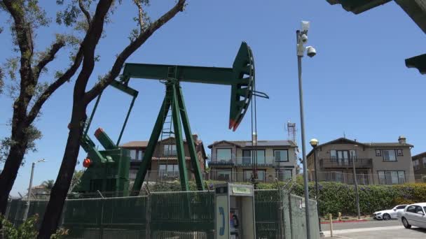 Petrol Pompası Long Beach California Lüks Evlerin Yakınında Çalışıyor — Stok video