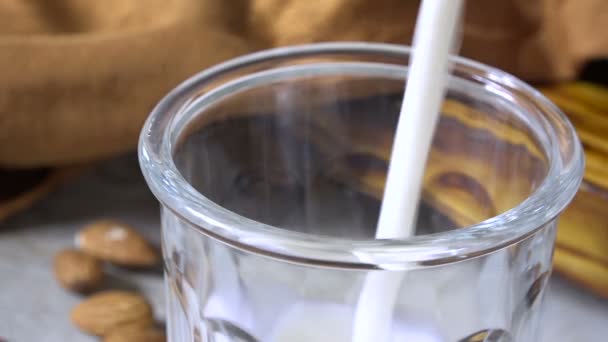 Bir Bardak Badem Sütü Dolduruyorum — Stok video