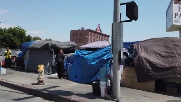Los Angeles Usa April 2021 Homeless Tents Line Sidewalk Bridge — Stock Video