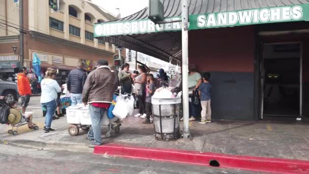 美国加利福尼亚州洛杉矶 2021年5月2日 在洛杉矶一家熟食店外一个繁忙的街角 人们戴着口罩 在检疫后开始重新开放 — 图库视频影像