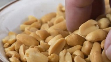 Fıstıkları kaseden yiyor, sürgülü atışları yakından yapıyor.