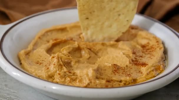 Einen Mais Tortilla Chip Frischen Bio Humus Tauchen — Stockvideo