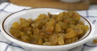 Taze altın üzümler yavaş çekimde bir kaseye düşüyor.