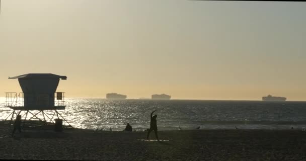 Prise Vue Main Femmes Silhouette Faisant Yoga Sur Plage Avec — Video