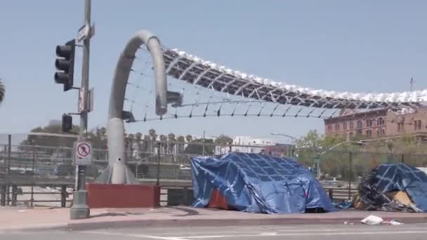 Los Angeles Usa April 2021 Obdachlose Zelte Auf Einer Brücke — Stockvideo