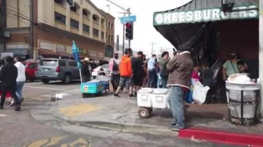 Los Angeles, CA USA - 1 Mayıs 2021: Moda Bölgesi yakınlarındaki Los Angeles şehir merkezinde bir sokak köşesinde kalabalık