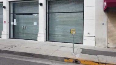 Los Angeles, CA USA - 27 Nisan 2021: Los Angeles Moda Bölgesi 'ndeki kapatılmış işletmeler kapatıldıktan sonra tekrar açılmadı