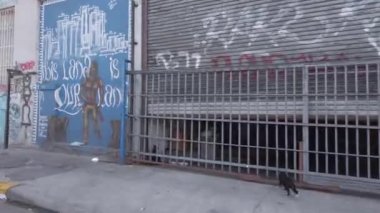 Los Angeles, CA USA - 20 Nisan 2021: Los Angeles şehir merkezinde evsiz çadırları ve Skid Row tabelası 