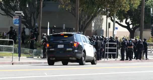 Los Angeles Eua Março 2021 Dezenas Policiais Trabalham Para Controlar — Vídeo de Stock