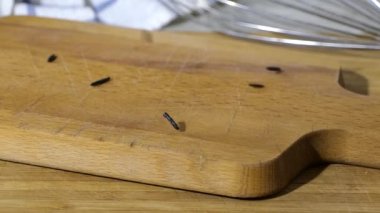 Kesme tahtasına siyah ya da yasak pirinç dök