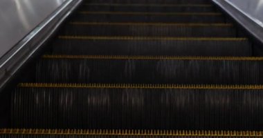 Yürüyen merdivene yakın perspektiften binmek