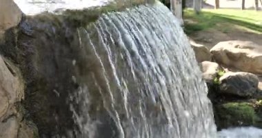 Şehir doğası parkında güzel bir şelaleye ateş edilmiş.