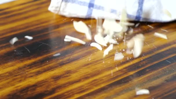 Giet Slivered Amandelen Een Snijplank Super Slow Motion — Stockvideo