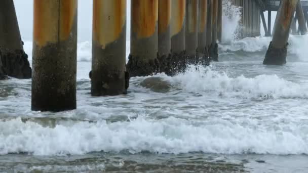 波浪以超慢的速度冲向桥墩下的支撑物 — 图库视频影像