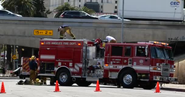 Los Angeles Usa Maart 2021 Brandweerwagen Naast Een Snelweg Tijdens — Stockvideo