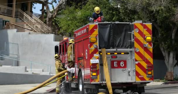Los Angeles Usa Maart 2021 Brandweerlieden Naast Een Brandweerwagen Tijdens — Stockvideo