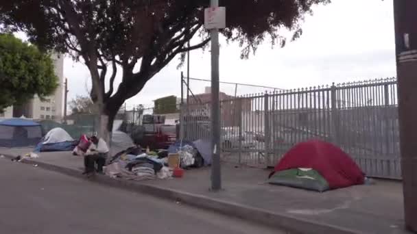 Los Angeles Usa April 2021 Homeless Tents Sidewalks Industrial Neighborhood — Stock Video