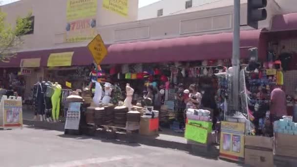 ロサンゼルス Usa 2021年4月9日 ロサンゼルスファッション地区の歩道から商品を販売する商人とベンダー — ストック動画